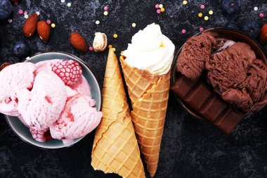 Vanilya yoğurt veya yumuşak kıvamlı dondurma waffle koni çeşitli lezzet ve çilekli dondurma dondurulmuş
