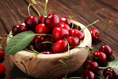 Kiraz. Kase ve kiraz masanın üzerine bir sürü kırmızı taze kiraz .