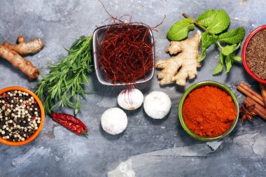 Baharat ve otlar masada. Yemek ve mutfak malzemeleri