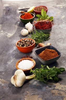 Baharat ve otlar masada. Yemek ve mutfak malzemeleri