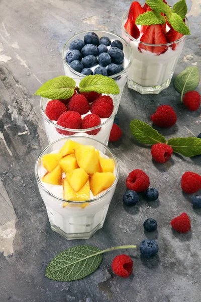 Yoghurt Och Bär Färsk Fruktyoghurt Med Färska Bär Och Persikor — Stockfoto