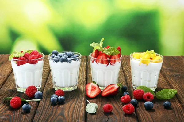 Yogurt Bacche Yogurt Frutta Fresca Con Bacche Fresche Pesche — Foto Stock