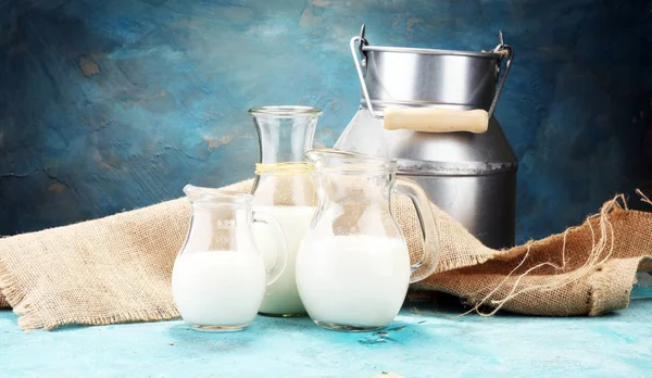 Глечик Молока Склянка Молока Дерев Яному Столі — стокове фото