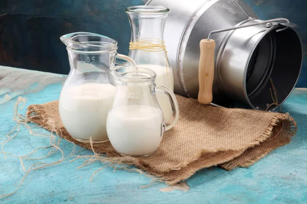 Ein Krug Milch Und Ein Glas Milch Auf Einem Holztisch — Stockfoto