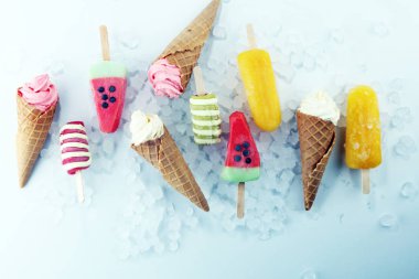 Vanilya donmuş yoğurt veya yumuşak kıvamlı dondurma waffle koni ve renkli buzlu şeker 