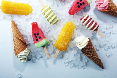 Vanilya donmuş yoğurt veya yumuşak kıvamlı dondurma waffle koni ve renkli buzlu şeker 