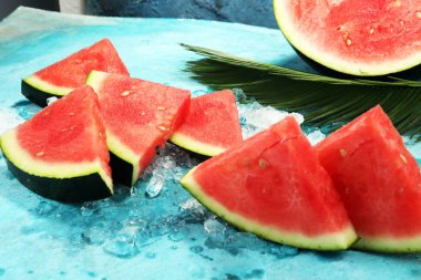 karpuz mavi zemin üzerine. Sulu yaz meyve dilimleri.