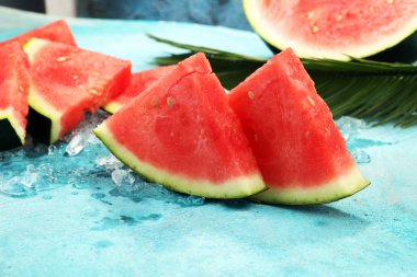 karpuz mavi zemin üzerine. Sulu yaz meyve dilimleri.