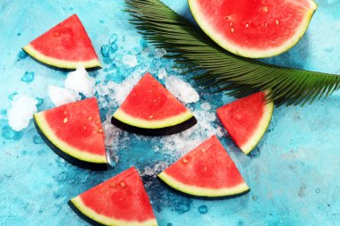 karpuz mavi zemin üzerine. Sulu yaz meyve dilimleri.