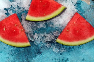 karpuz mavi zemin üzerine. Sulu yaz meyve dilimleri.