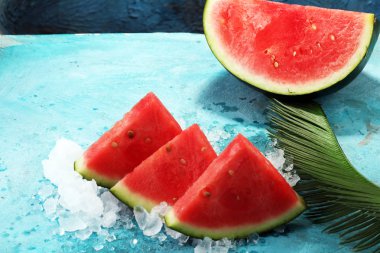 karpuz mavi zemin üzerine. Sulu yaz meyve dilimleri.