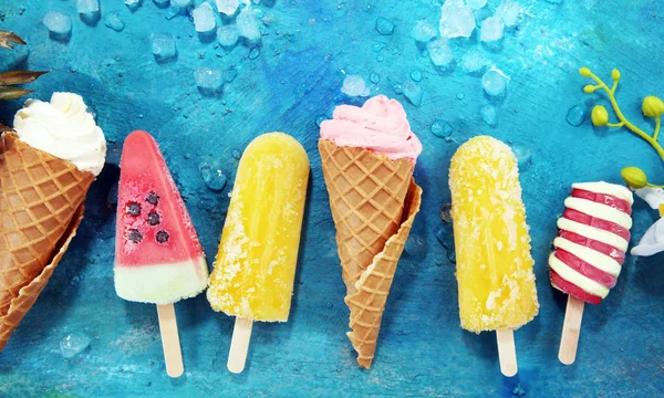 Ванильный Замороженный Йогурт Мягкое Мороженое Вафельном Конусе Красочное Фруктовое Мороженое — стоковое фото