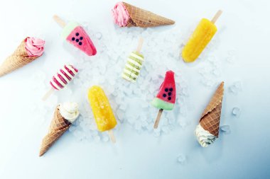 Vanilya donmuş yoğurt veya yumuşak kıvamlı dondurma waffle koni ve renkli buzlu şeker 