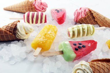 Vanilya donmuş yoğurt veya yumuşak kıvamlı dondurma waffle koni ve renkli buzlu şeker 
