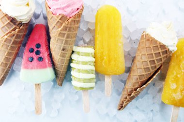 Vanilya donmuş yoğurt veya yumuşak kıvamlı dondurma waffle koni ve renkli buzlu şeker 