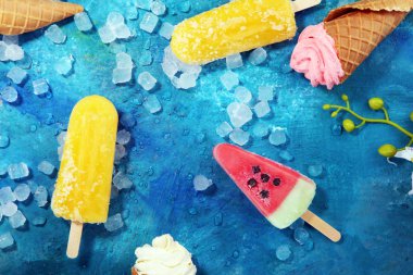 Yoğurt veya yumuşak kıvamlı dondurma waffle koni ve tropikal meyve ile renkli buzlu çubuk vanilya dondurulmuş