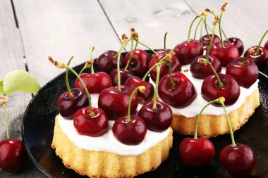 kiraz kek ve kiraz masada bir demet.