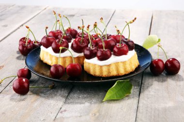 kiraz kek ve kiraz masada bir demet.