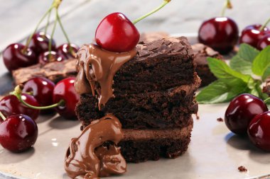 Ev yapımı çikolatalı kek ve kiraz rustik masada. Brownie fırın