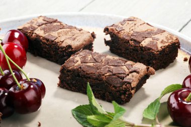 Ev yapımı çikolatalı kek ve kiraz rustik masada. Brownie fırın