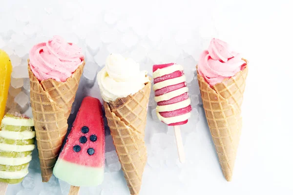 Ванильный Замороженный Йогурт Мягкое Мороженое Вафельном Конусе Красочное Мороженое — стоковое фото