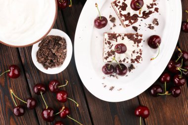 Çikolatalı kek kiraz ve krem şanti ile. Kara Orman pastası.