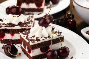 Çikolatalı kek kiraz ve krem şanti ile. Kara Orman pastası.