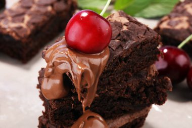 Ev yapımı çikolatalı kek ve kiraz rustik masada. Brownie fırın