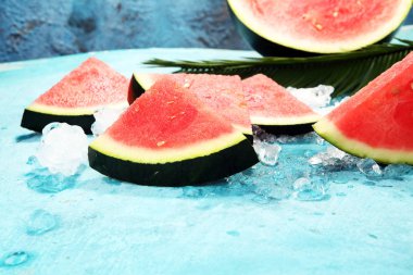 karpuz mavi zemin üzerine. Sulu yaz meyve dilimleri.