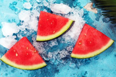 karpuz mavi zemin üzerine. Sulu yaz meyve dilimleri.