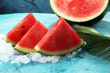 karpuz mavi zemin üzerine. Sulu yaz meyve dilimleri.