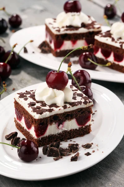Çikolatalı kek kiraz ve krem şanti ile. Kara Orman pastası.
