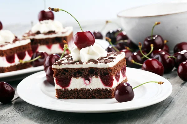 Çikolatalı kek kiraz ve krem şanti ile. Kara Orman pastası.