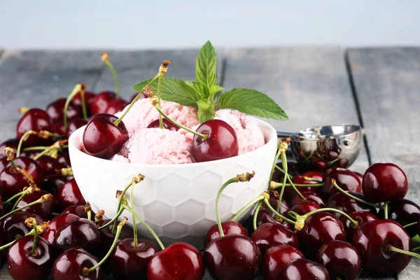 Házi Készítésű Cseresznye Fagylalt Egy Csomó Ból Cseresznye Asztal — Stock Fotó