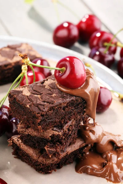 Hausgemachte Schokoladenbrownies Und Kirschen Auf Dem Rustikalen Tisch Brownie Bäckerei — Stockfoto