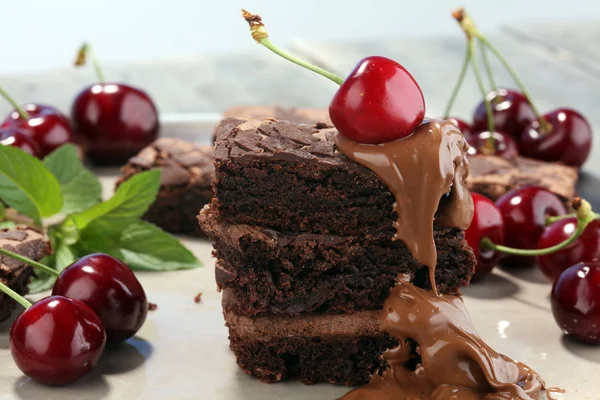 Hausgemachte Schokoladenbrownies Und Kirschen Auf Dem Rustikalen Tisch Brownie Bäckerei — Stockfoto