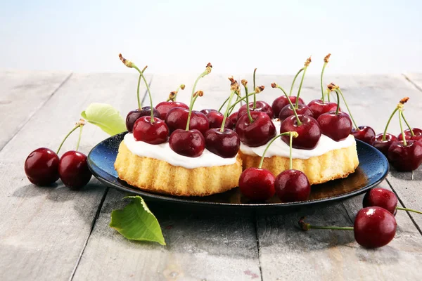 Pastel Cereza Montón Cerezas Mesa — Foto de Stock