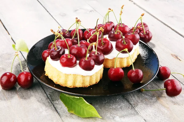 Pastel Cereza Montón Cerezas Mesa — Foto de Stock