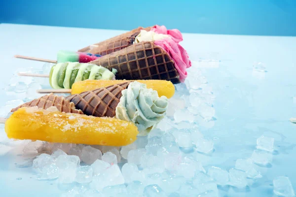 Vanilya donmuş yoğurt veya yumuşak kıvamlı dondurma waffle koni ve renkli buzlu şeker 