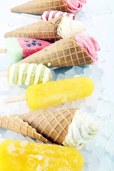 Vanilya donmuş yoğurt veya yumuşak kıvamlı dondurma waffle koni ve renkli buzlu şeker 