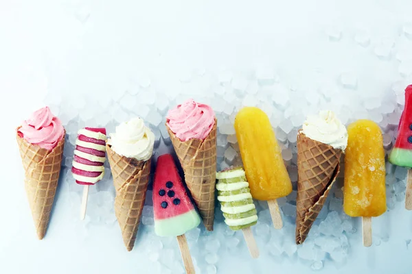 Vanilya donmuş yoğurt veya yumuşak kıvamlı dondurma waffle koni ve renkli buzlu şeker 