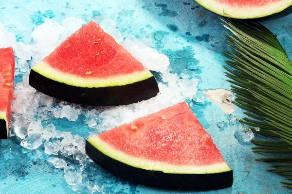 karpuz mavi zemin üzerine. Sulu yaz meyve dilimleri.