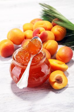 Kayısı reçeli ve taze kayısı ahşap masa üzerinde bir sürü. taze sağlıklı gıda 