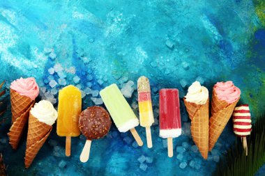 Vanilya donmuş yoğurt veya yumuşak kıvamlı dondurma waffle koni ve renkli buzlu şeker 