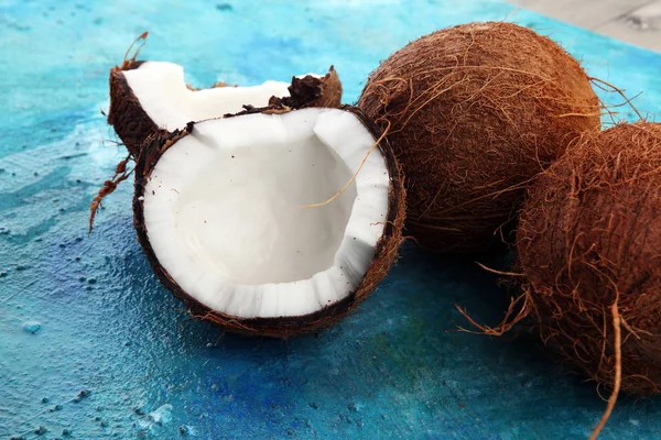 Meia Maduro Corte Coco Fundo Azul — Fotografia de Stock