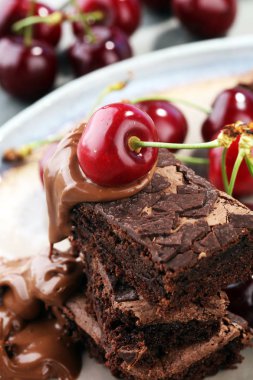 Ev yapımı çikolatalı kek ve kiraz rustik masada. Brownie fırın