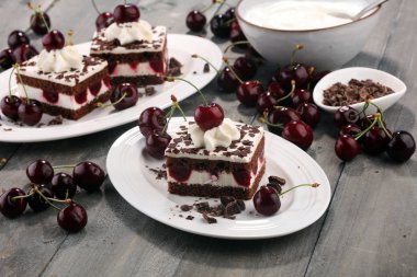 Çikolatalı kek kiraz ve krem şanti ile. Kara Orman pastası.