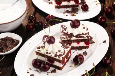 Çikolatalı kek kiraz ve krem şanti ile. Kara Orman pastası.