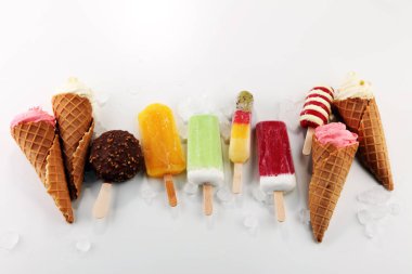 Vanilya donmuş yoğurt veya yumuşak kıvamlı dondurma waffle koni ve renkli buzlu şeker 