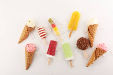 Vanilya donmuş yoğurt veya yumuşak kıvamlı dondurma waffle koni ve renkli buzlu şeker 